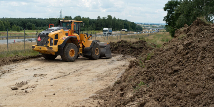 km 456+950 kierunek Rzeszów - Sciąganie humusu