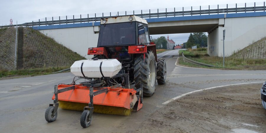 Praca Zamiatarki na drodze gminnej